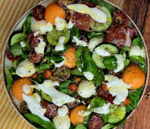 Ensalada de canónigos, garbanzos crujientes y melón