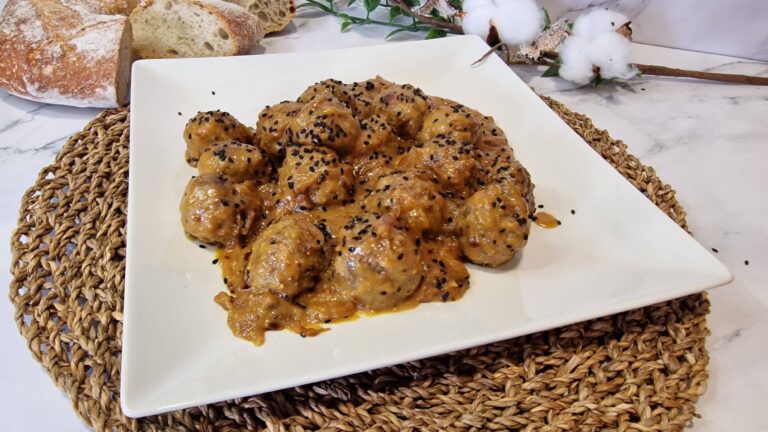 Albóndigas en salsa de mostaza