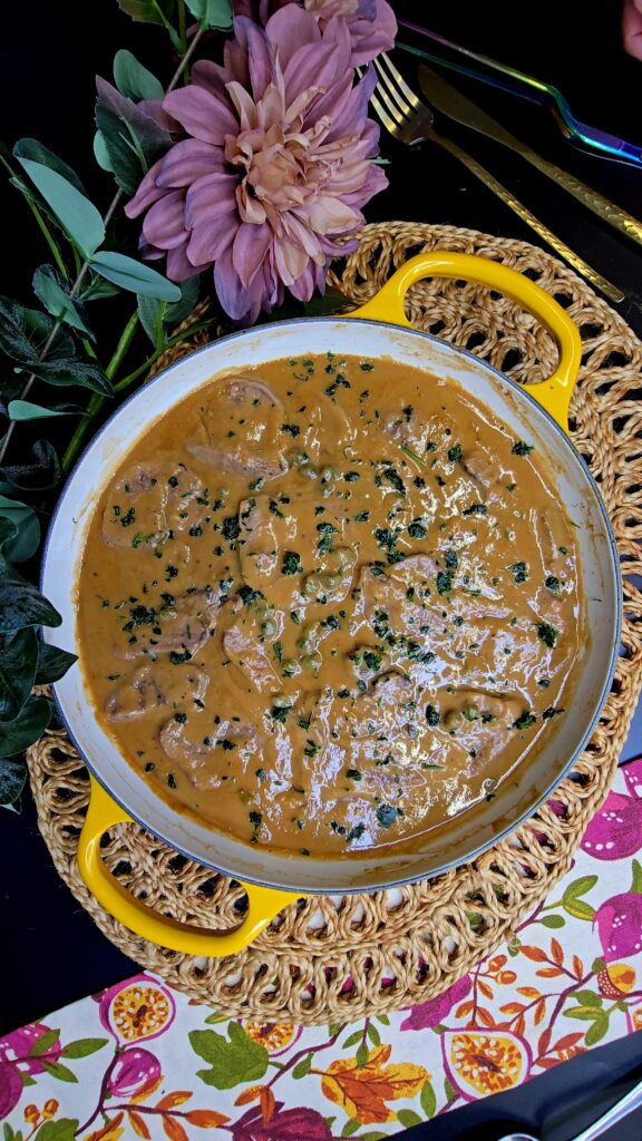 Lengua guisada con alcaparras