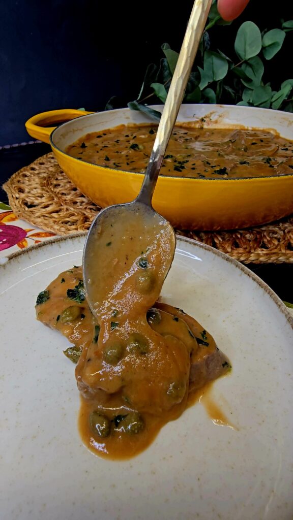 Lengua guisada con alcaparras