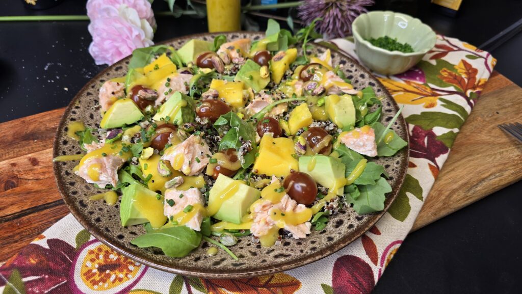 Ensalada de quinoa y salmón fresco