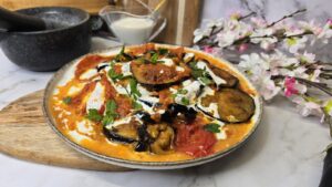 Borani Bademjan (borani de berenjena con tomate)