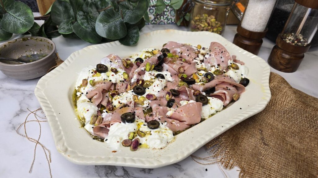 Ensalada de mortadela y burrata