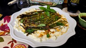 Espárragos con burrata