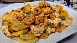 Huevos rotos con gambones