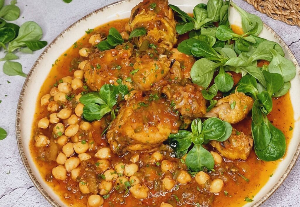 Pollo guisado con garbanzos