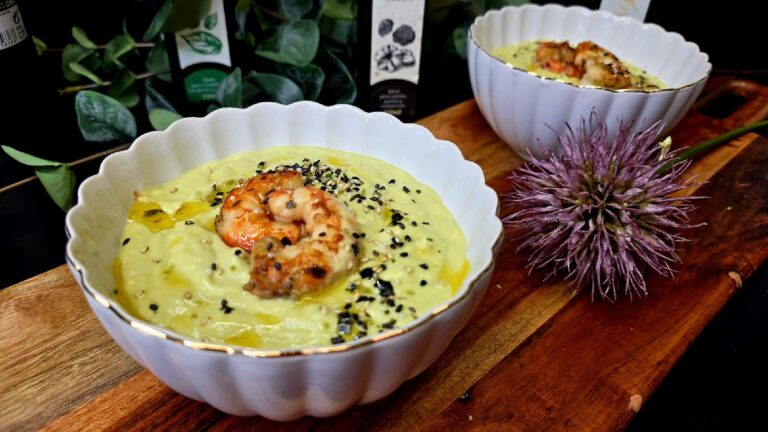Crema de puerros asados con aguacate y gambones a la plancha