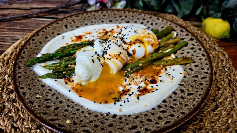 Huevos turcos con espárragos