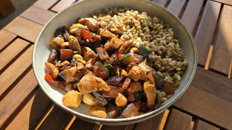 Bol de verduras con pollo estilo asiático