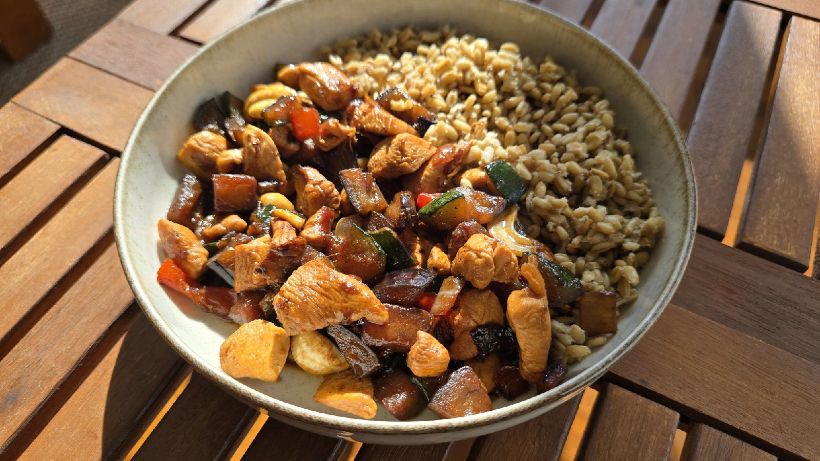 Bol de verduras con pollo estilo asiático