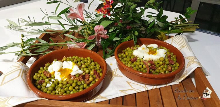 Guisantes con jamón y huevo poché