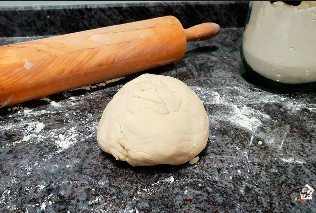 Masa de pizza casera y crujiente