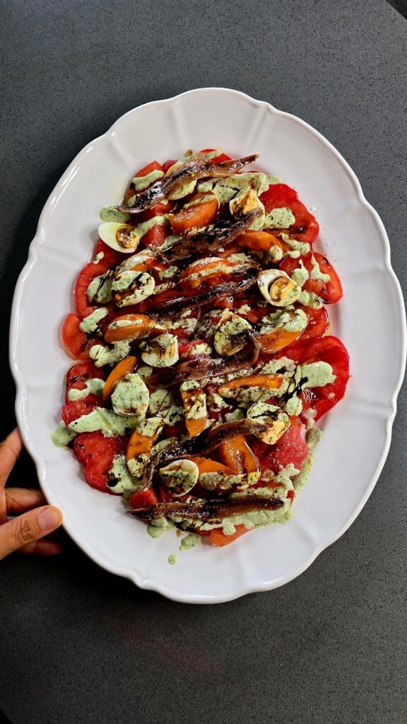 Ensalada de tomate, albaricoques y anchoas