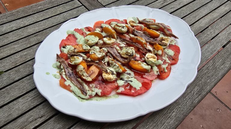 Ensalada de tomate, albaricoques y anchoas