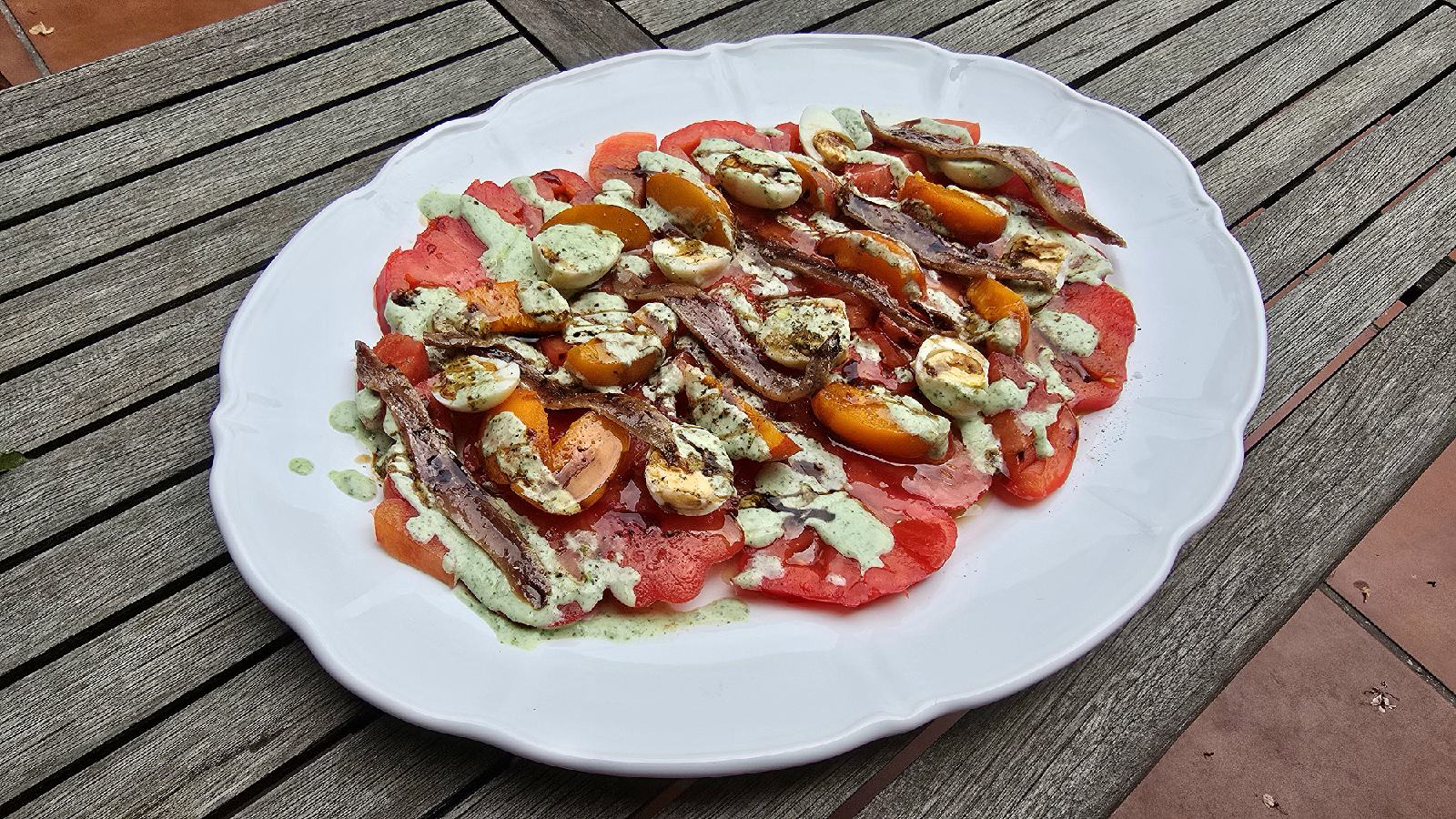 Ensalada de tomate, albaricoques y anchoas