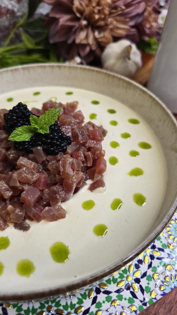 ajoblanco de piparras con tartar de atún