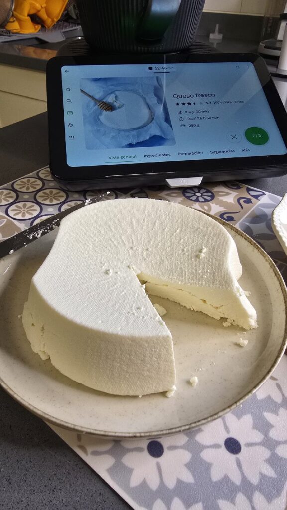 Queso fresco casero elaborado en Thermomix con leche y vinagre, sin necesidad de cuajo.