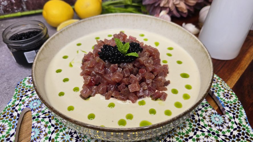 ajoblanco de piparras con tartar de atún