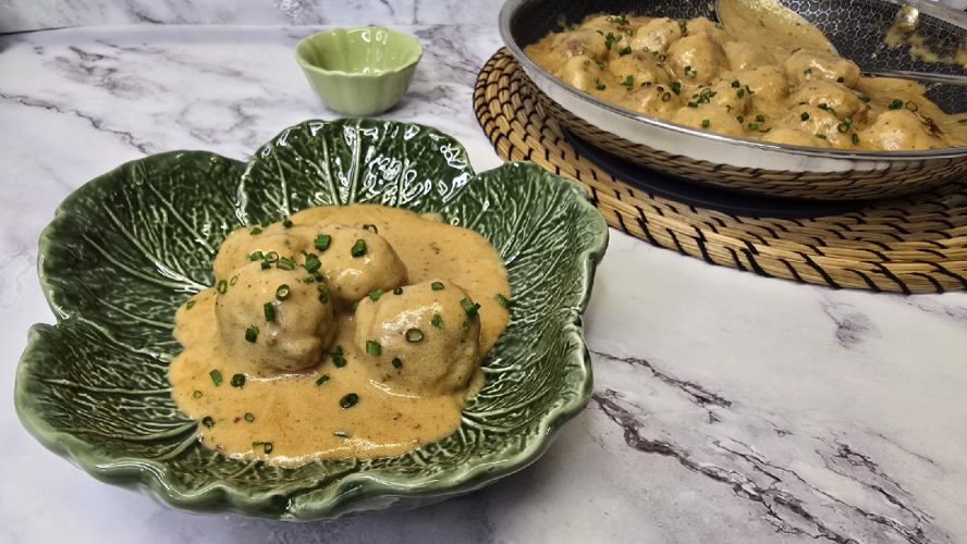 Albóndigas suecas caseras en salsa cremosa de nata y caldo de carne, acompañadas de puré de patatas.