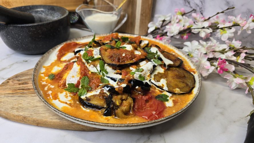 Borani Bademjan (borani de berenjena con tomate)