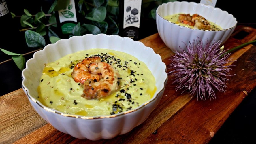 Crema de puerros asados con aguacate y gambones a la plancha