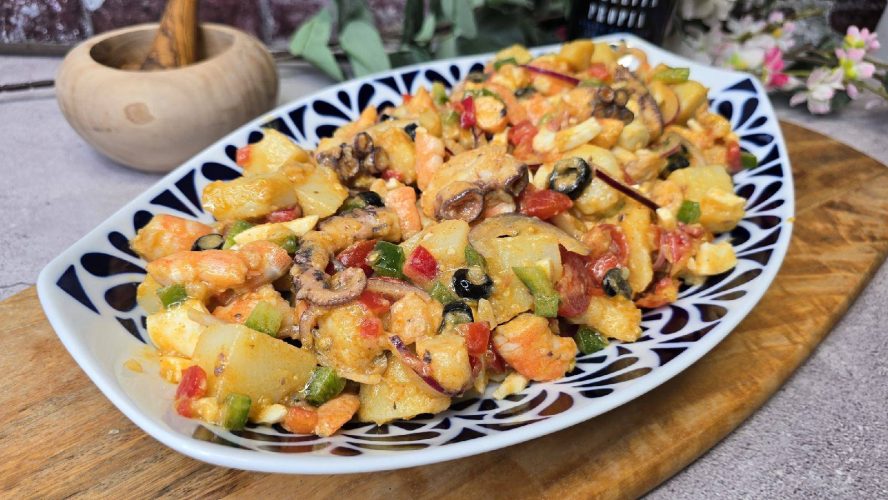 Ensalada a feira campera con pulpo, mejillones, patatas cocidas, huevo, tomate y pimientos, aliñada con pimentón.