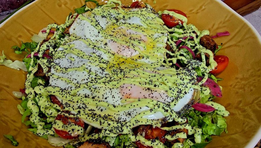 Ensalada de huevo frito