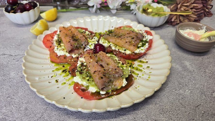 Ensalada de tomate. cottage y salmón