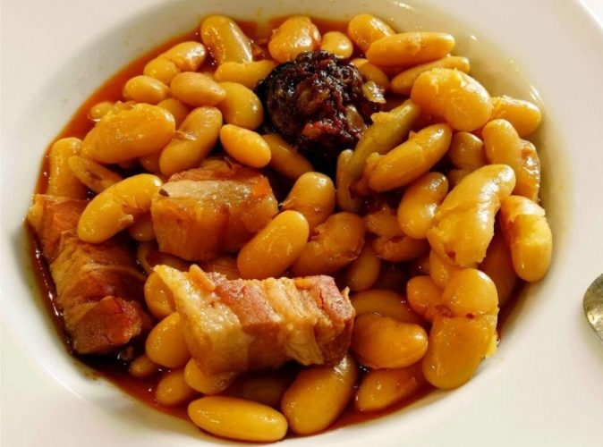Fabada asturiana tradicional con fabes de la Granja, chorizo, morcilla y panceta en un caldo espeso.