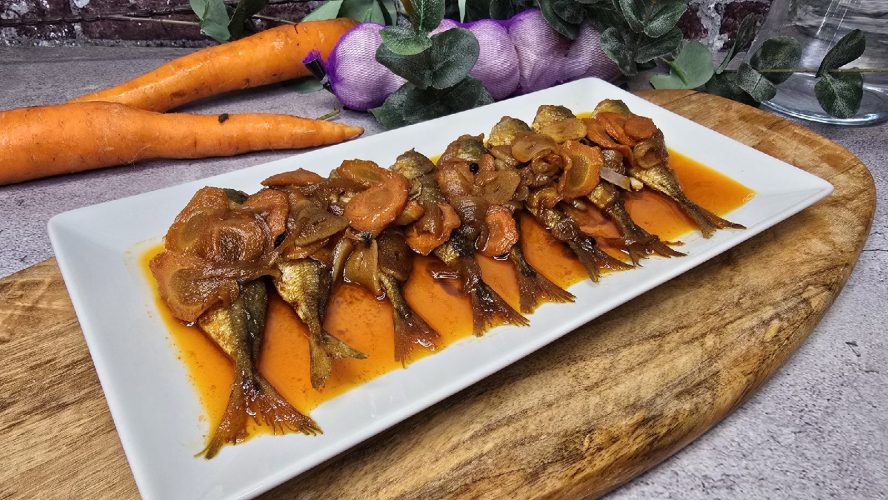 Jurelitos en escabeche casero con cebolla, zanahoria, laurel y aceite de oliva, receta tradicional gallega.