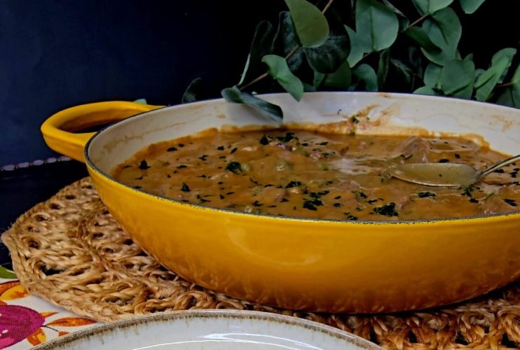 Lengua guisada con alcaparras