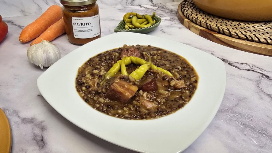 Lentejas de la abuela Daniela con arroz, chorizo y costilla adobada, receta tradicional casera.