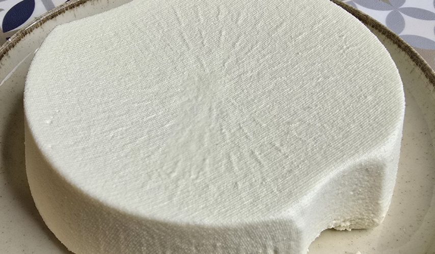 Queso fresco casero elaborado en Thermomix con leche y vinagre, sin necesidad de cuajo.