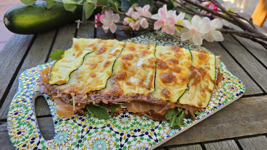 Sándwich viral de calabacín con salmón y rúcula