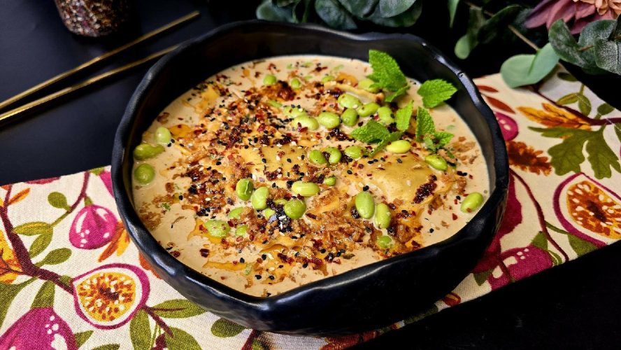 Sopa cremosa de raviolis al miso y soja