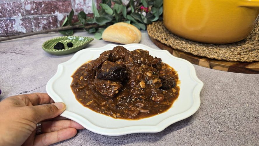 Ternera a la antigua con trufa y ciruelas en salsa de frutos secos y chocolate negro.
